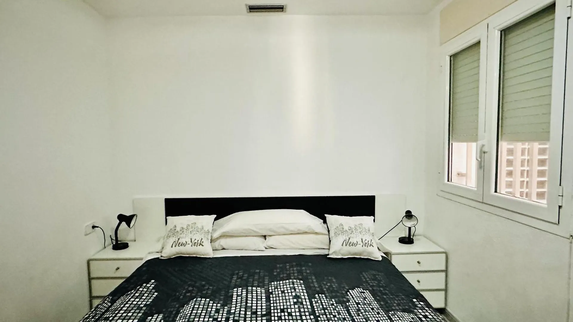 3390 Maritim B 1-A. A Primera Linea De Mar, En Corazon Mismo De Roses A Tocar De La Playa - Es-258-147 0*,